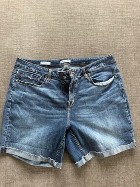 Vigoss Light to Mid Blue Denim Shorts with Contrast Stitching